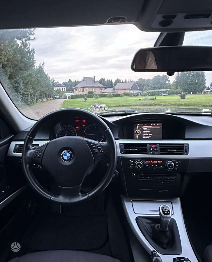 BMW 318 2011 — photo 16