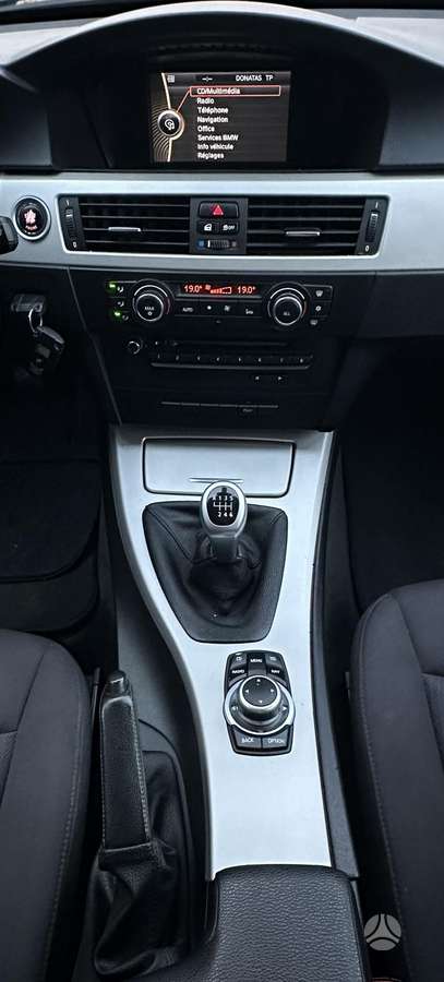 BMW 318 2011 — photo 17