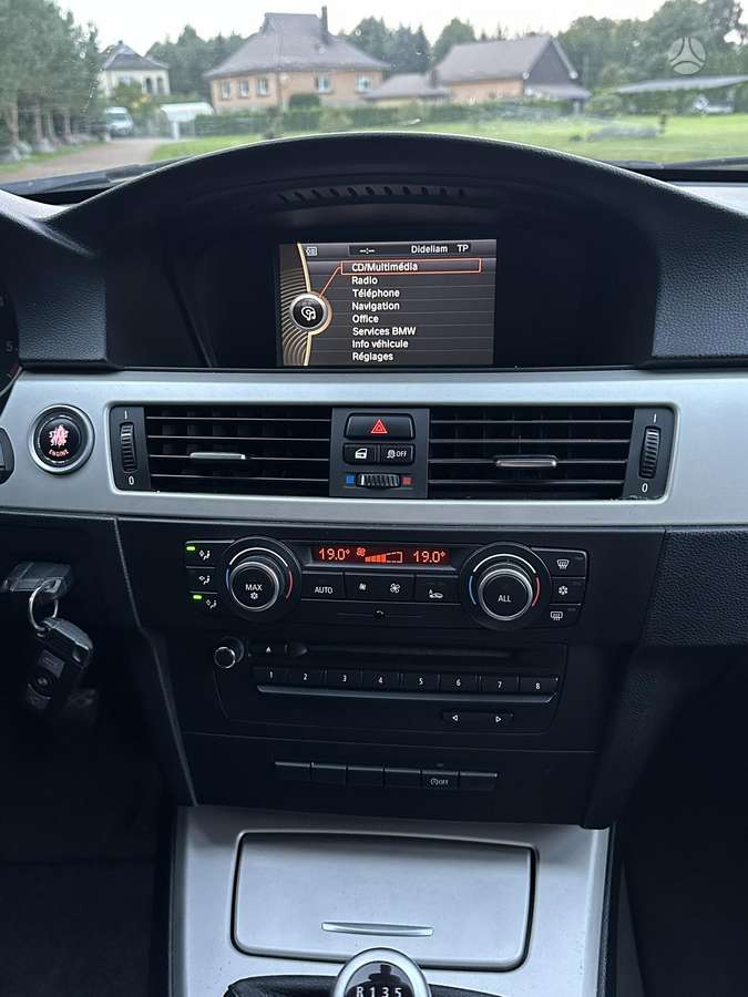 BMW 318 2011 — photo 18