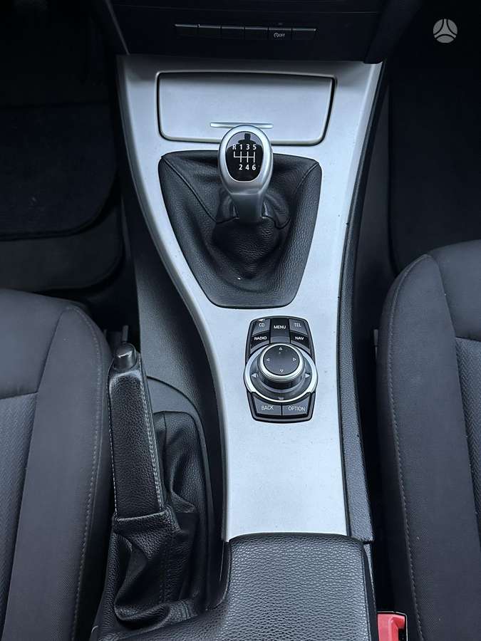 BMW 318 2011 — photo 19