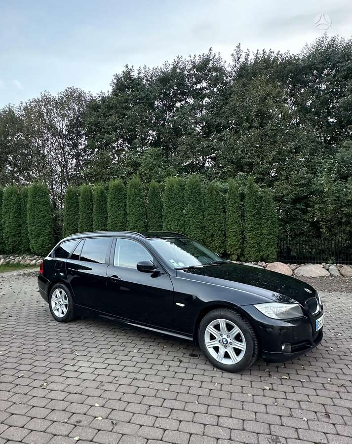 BMW 318 2011 — rear view