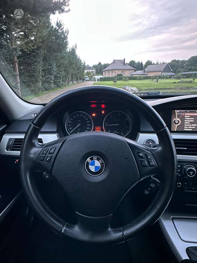 BMW 318 2011 — photo 20