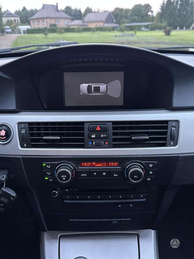 BMW 318 2011 — photo 21