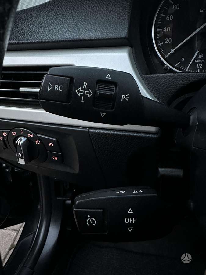 BMW 318 2011 — photo 24