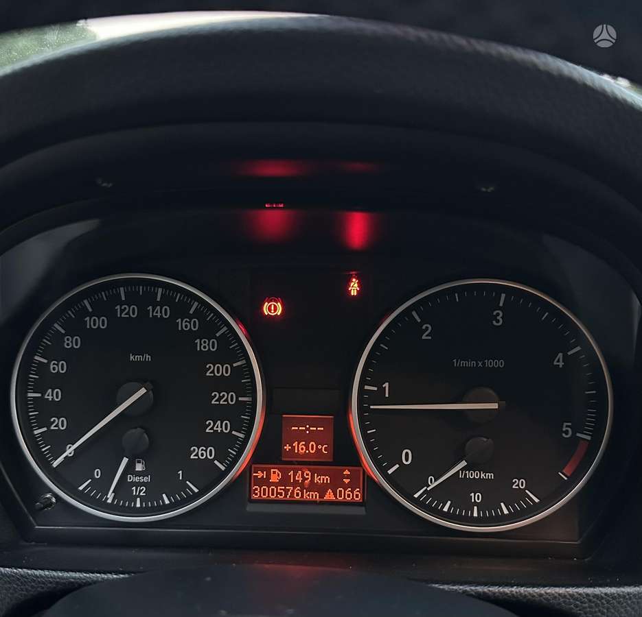 BMW 318 2011 — photo 25