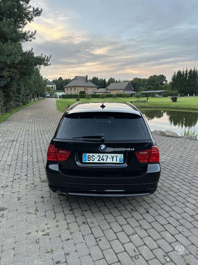 BMW 318 2011 — photo 8
