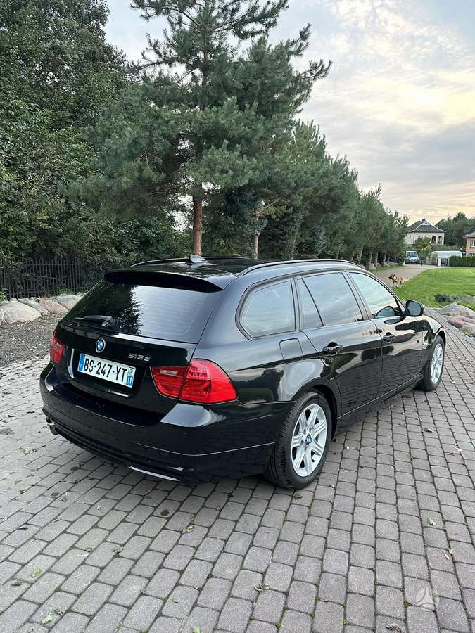 BMW 318 2011 — photo 9