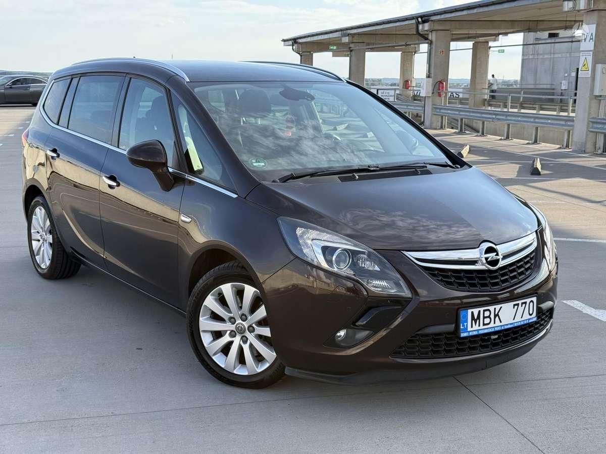 Opel Zafira 2012 — rear view