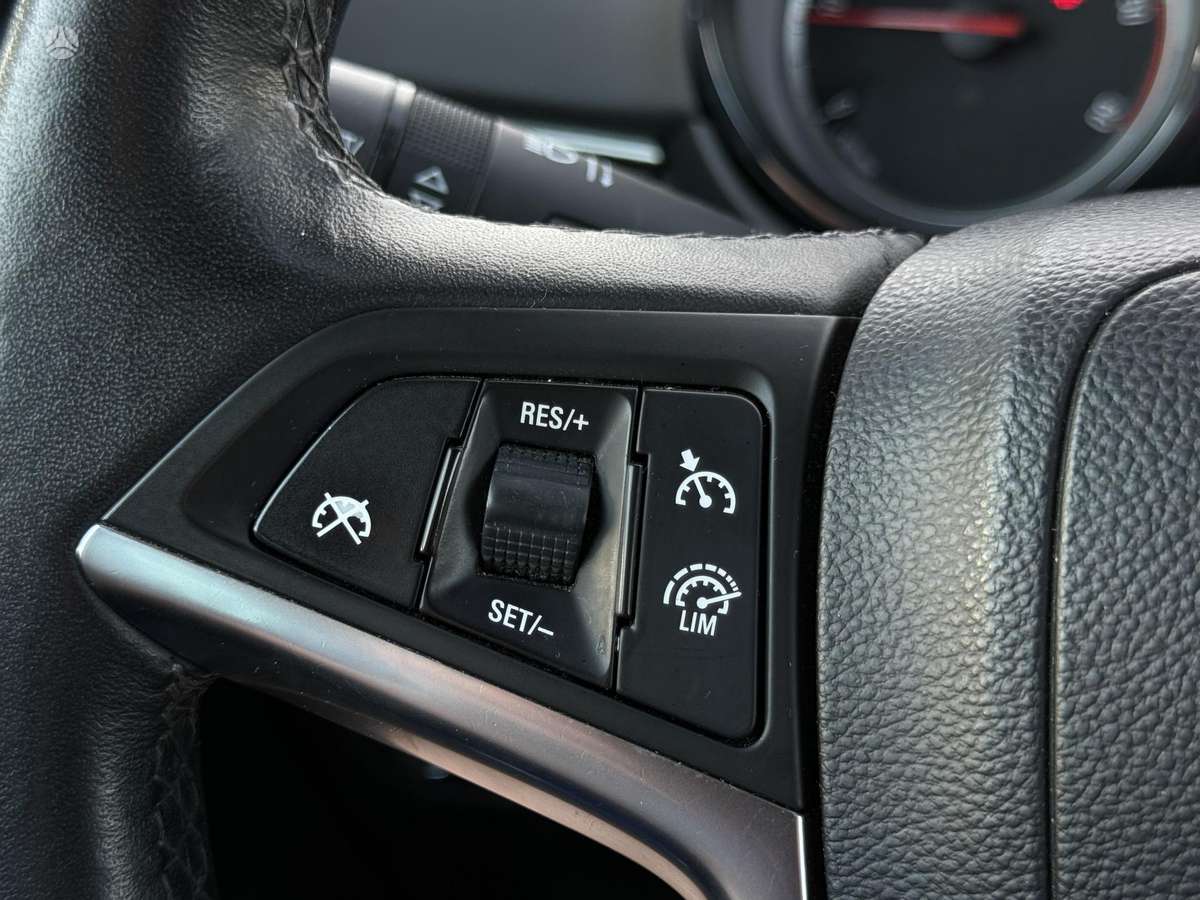 Opel Zafira 2012 — photo 20