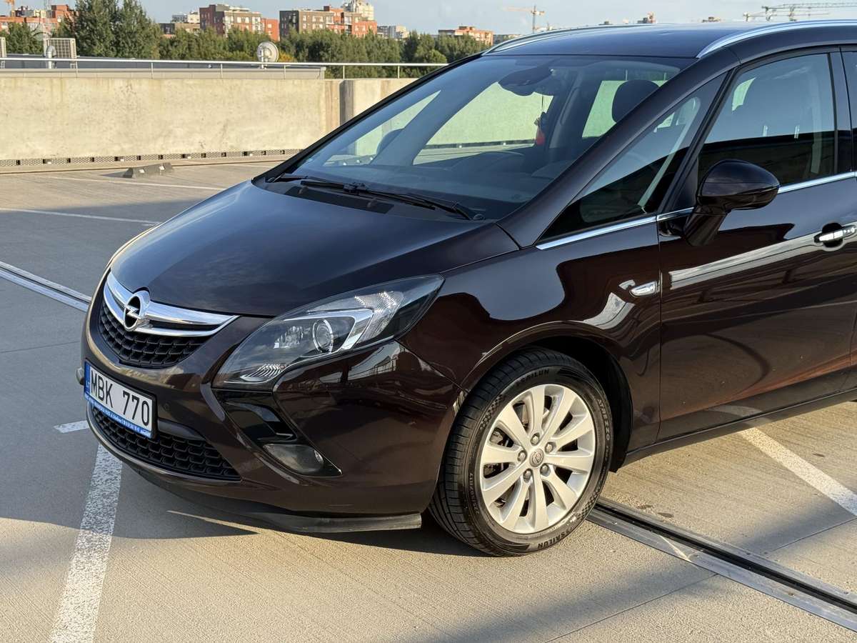 Opel Zafira 2012 — interior
