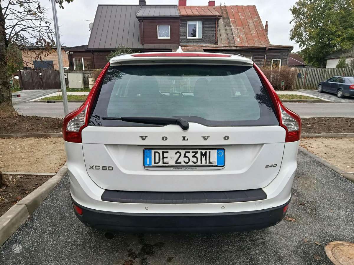 Volvo XC60 2010 — rear view