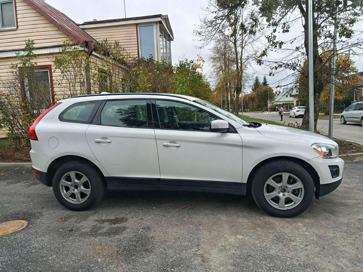 Volvo XC60 2010 — photo 8