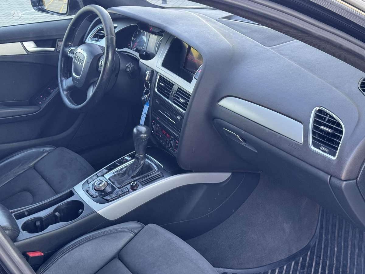 Audi A4 2010 — photo 8