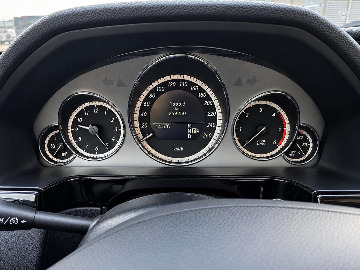 Mercedes-Benz E350 2011 — photo 13