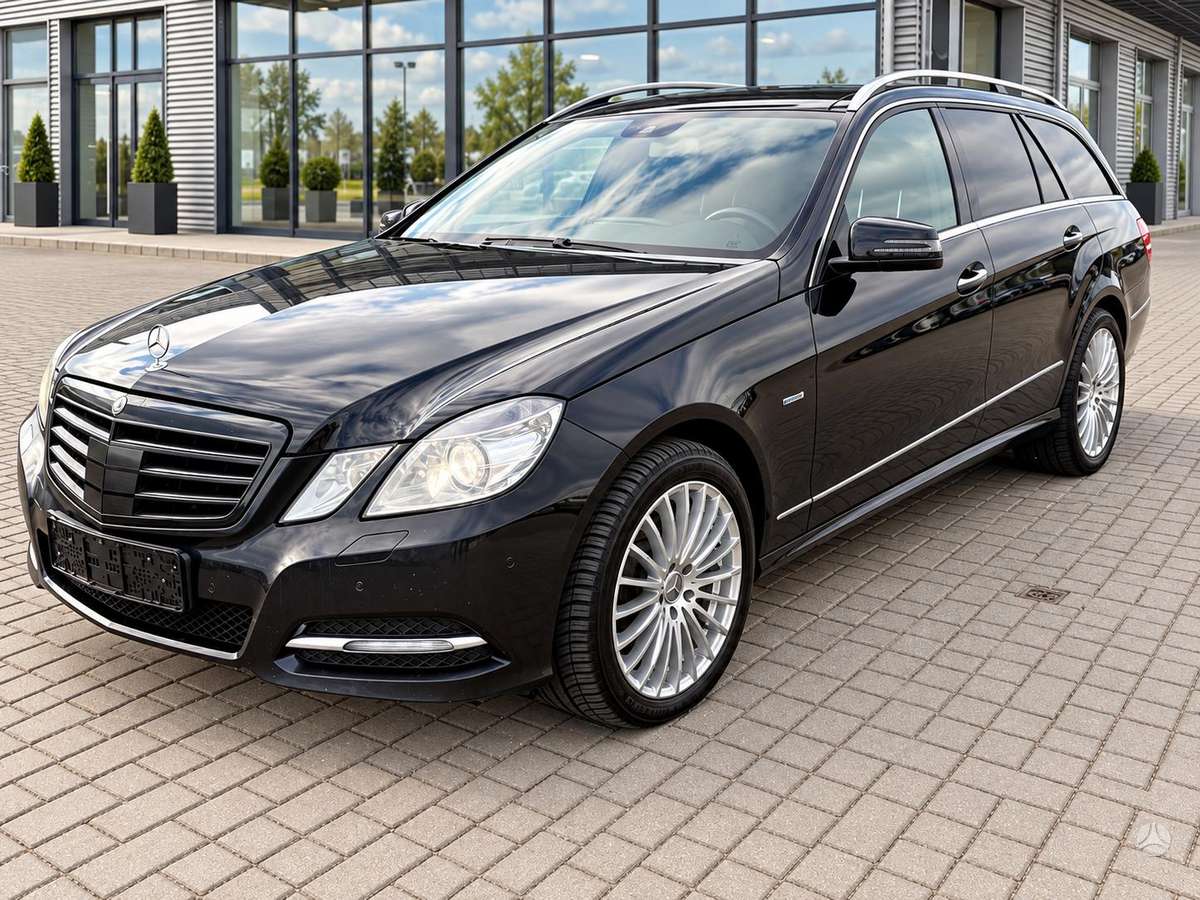 Mercedes-Benz E350 2011 — rear view