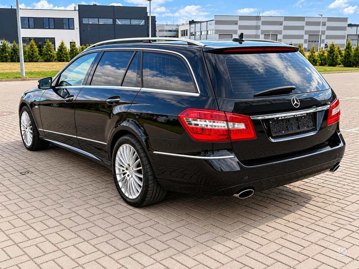 Mercedes-Benz E350 2011 — interior