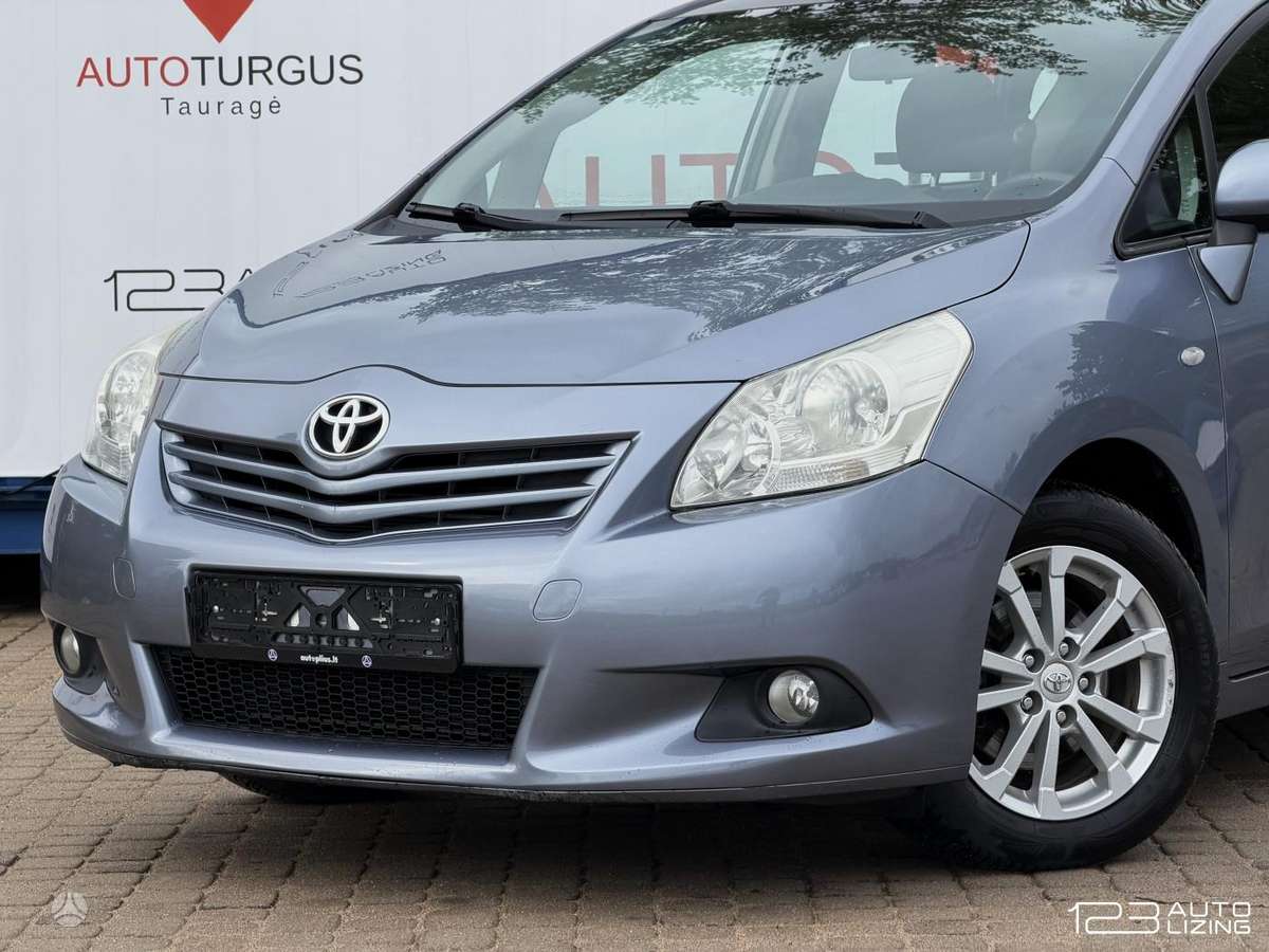 Toyota Verso 2010 — вигляд ззаду