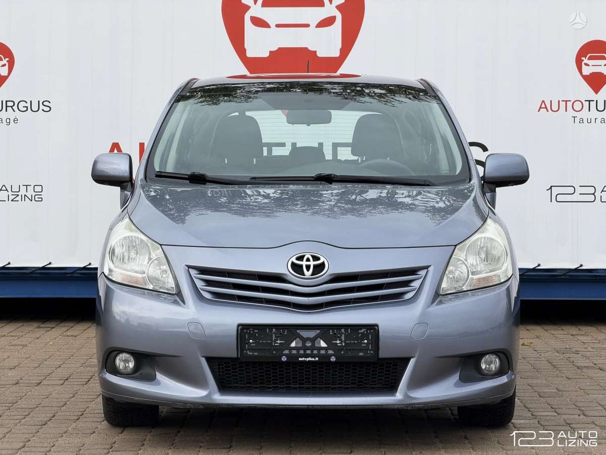 Toyota Verso 2010 — салон