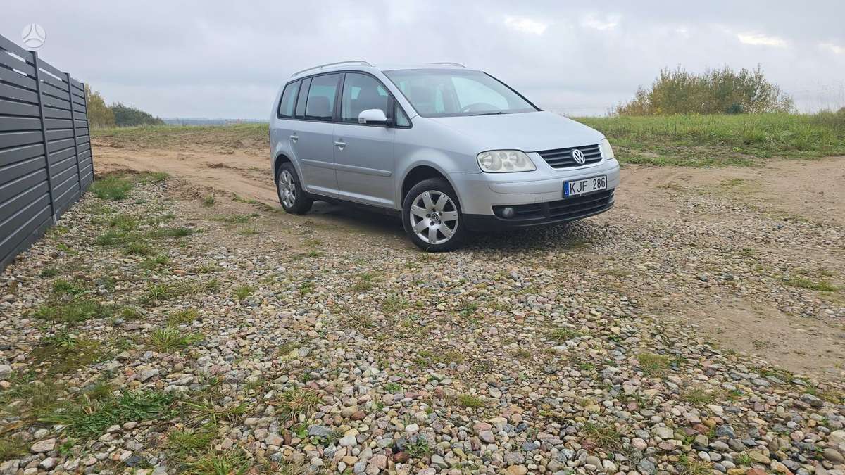 Volkswagen Touran 2004 — rear view