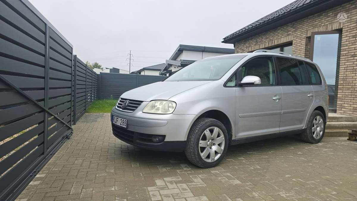Volkswagen Touran 2004 — interior