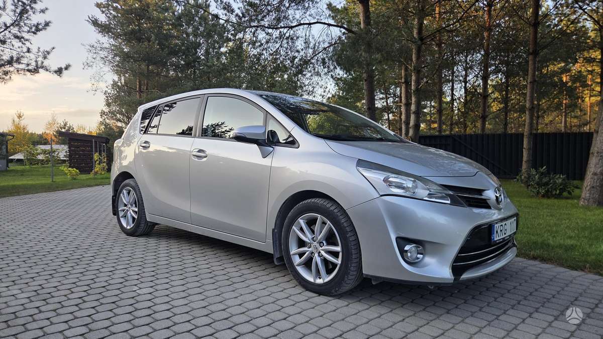 Toyota Verso 2014 — rear view