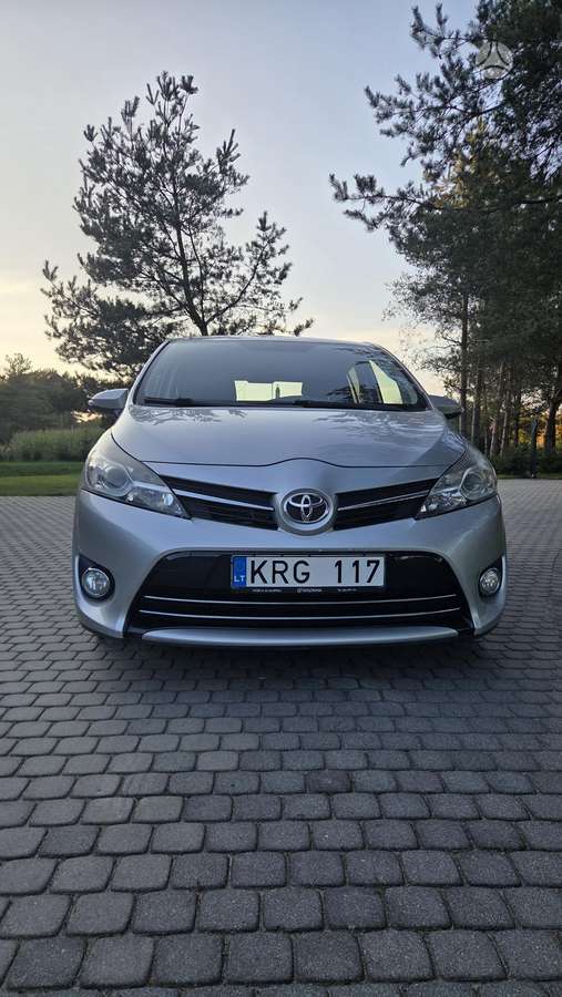 Toyota Verso 2014 — interior