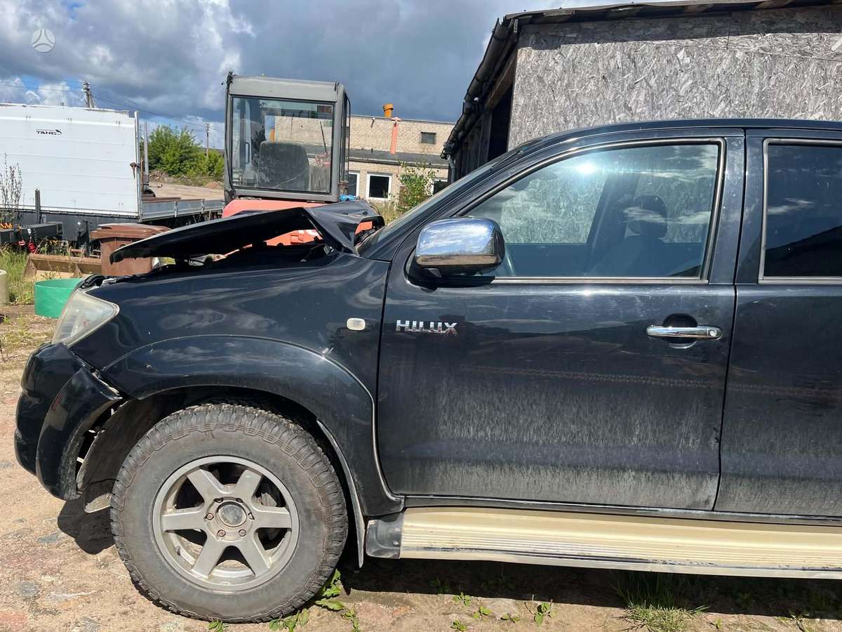 Toyota Hilux 2011 — rear view