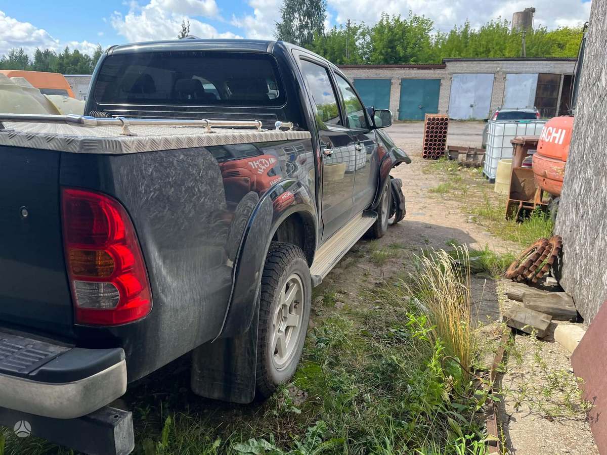 Toyota Hilux 2011 — engine 2500 cm³, 144 HP (106kW)