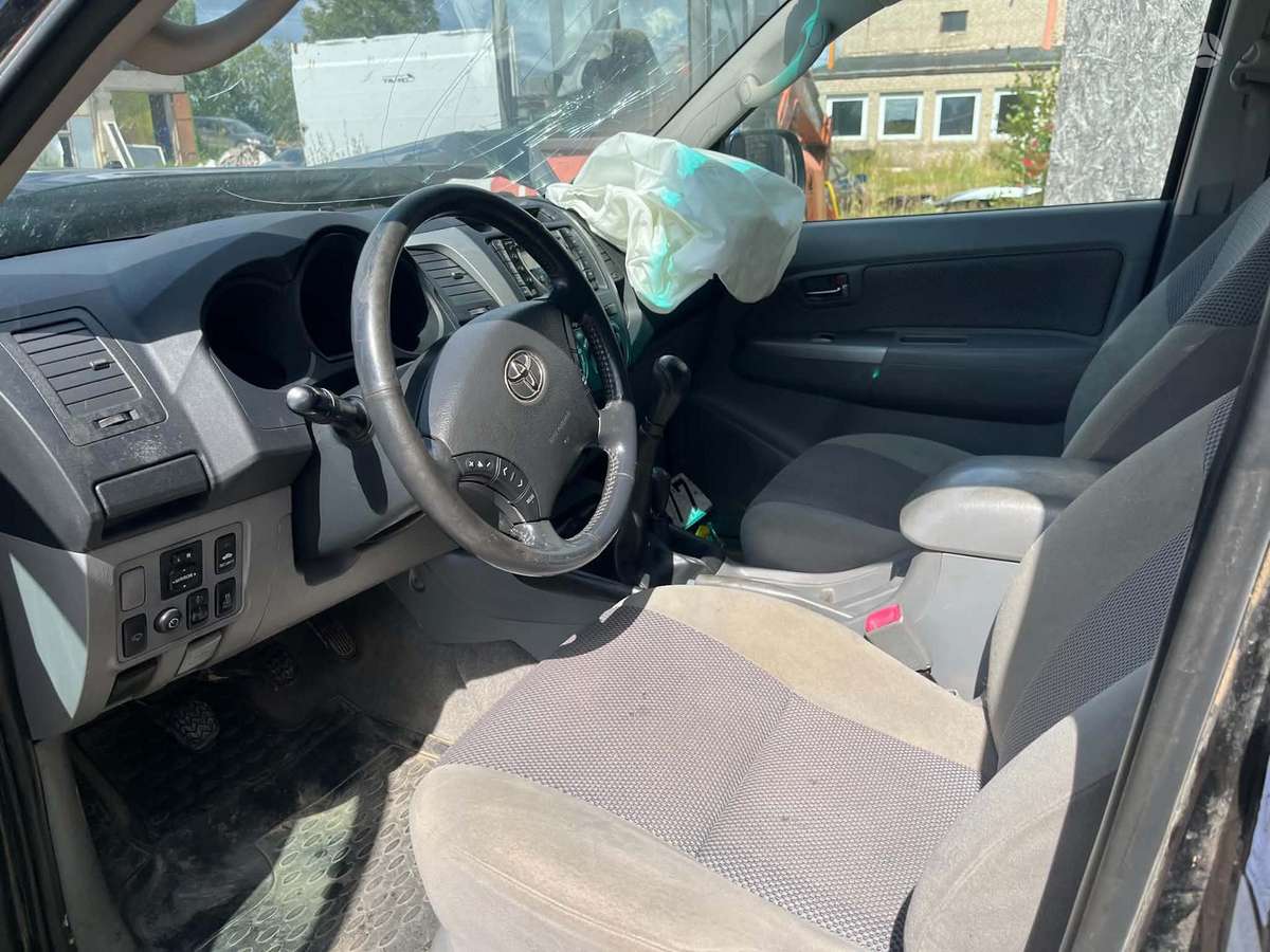 Toyota Hilux 2011 — photo 7