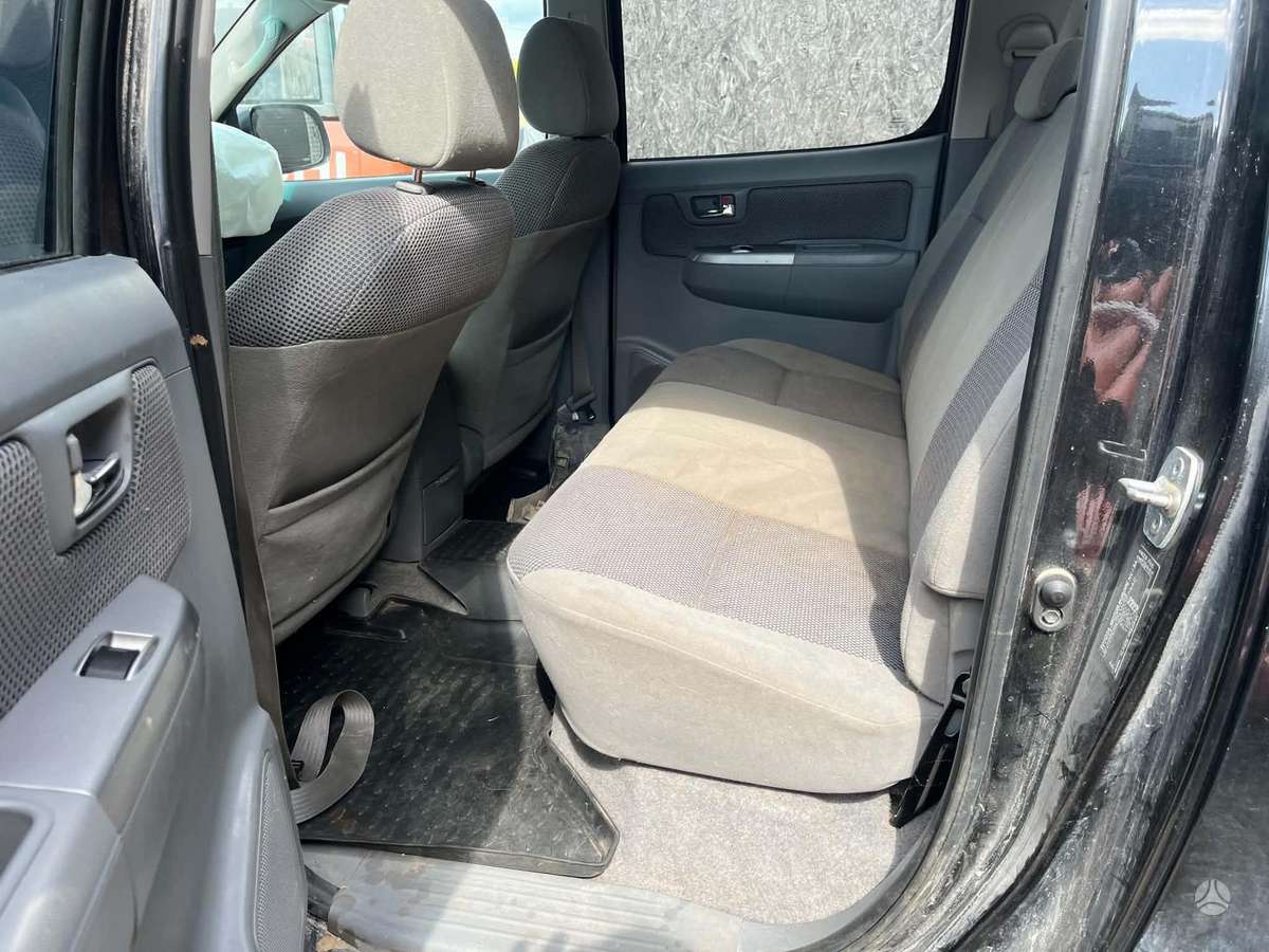Toyota Hilux 2011 — photo 8