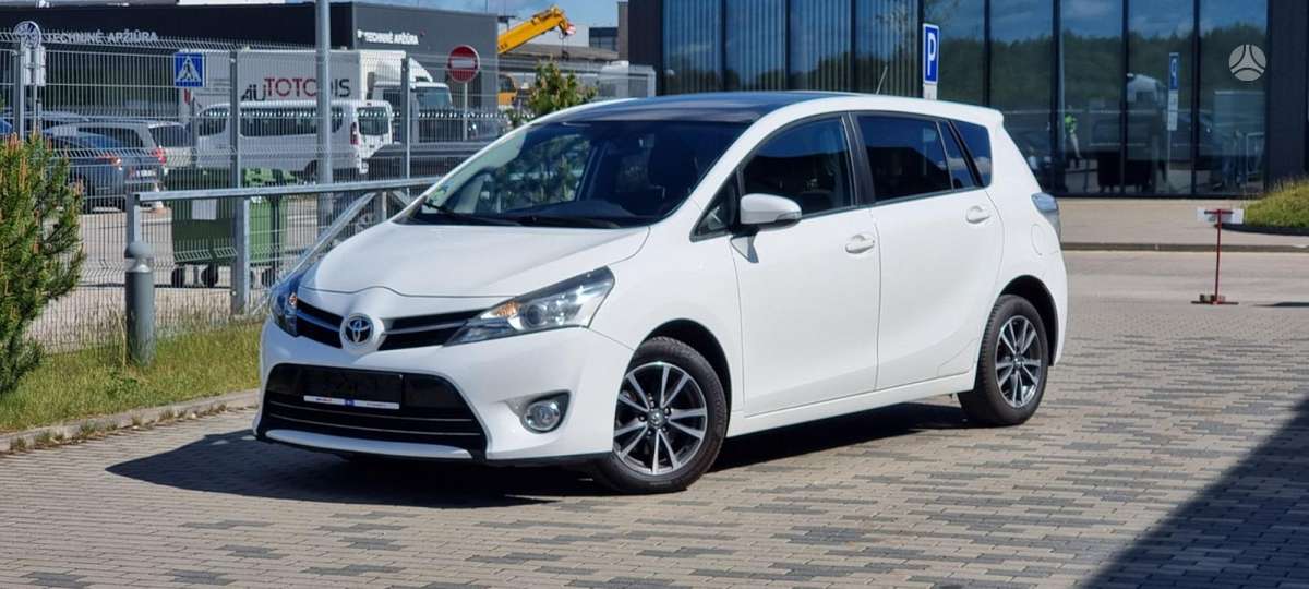 Toyota Verso 2014 — вигляд ззаду
