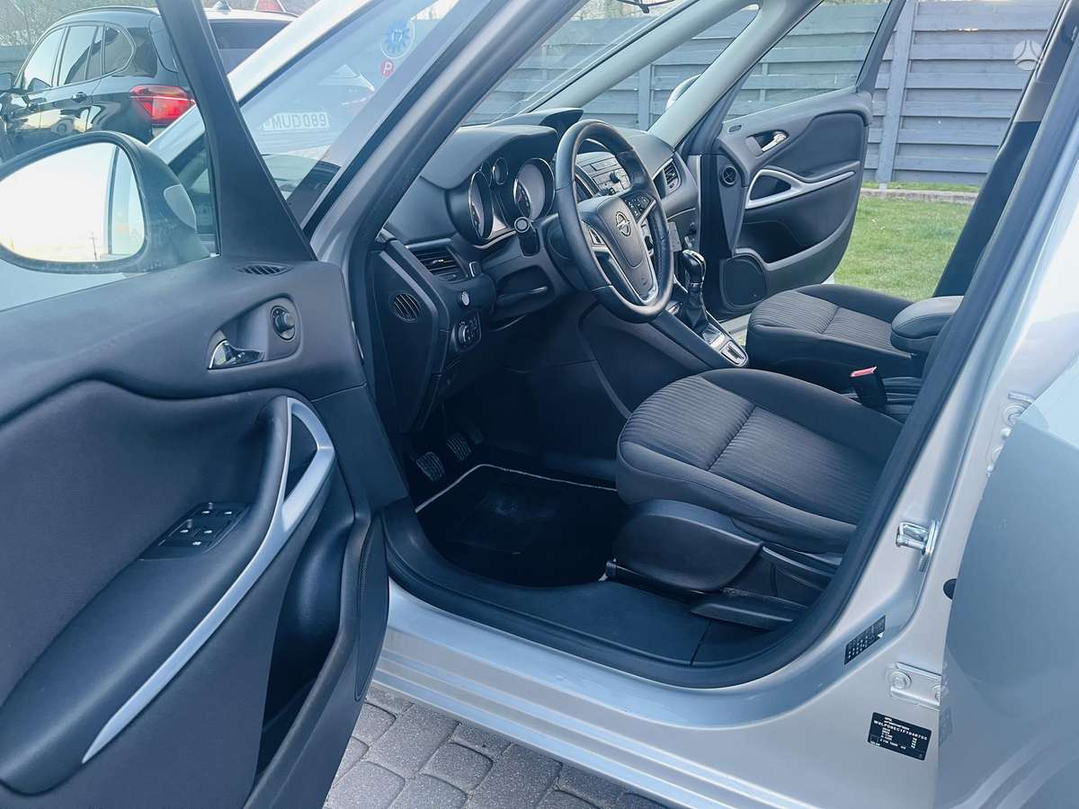 Opel Zafira 2015 — photo 10
