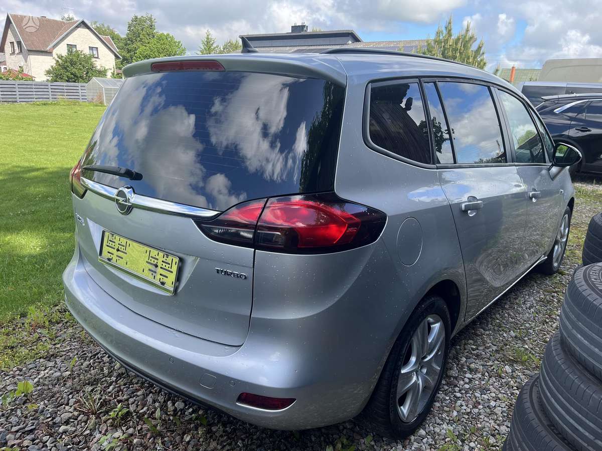 Opel Zafira 2015 — rear view
