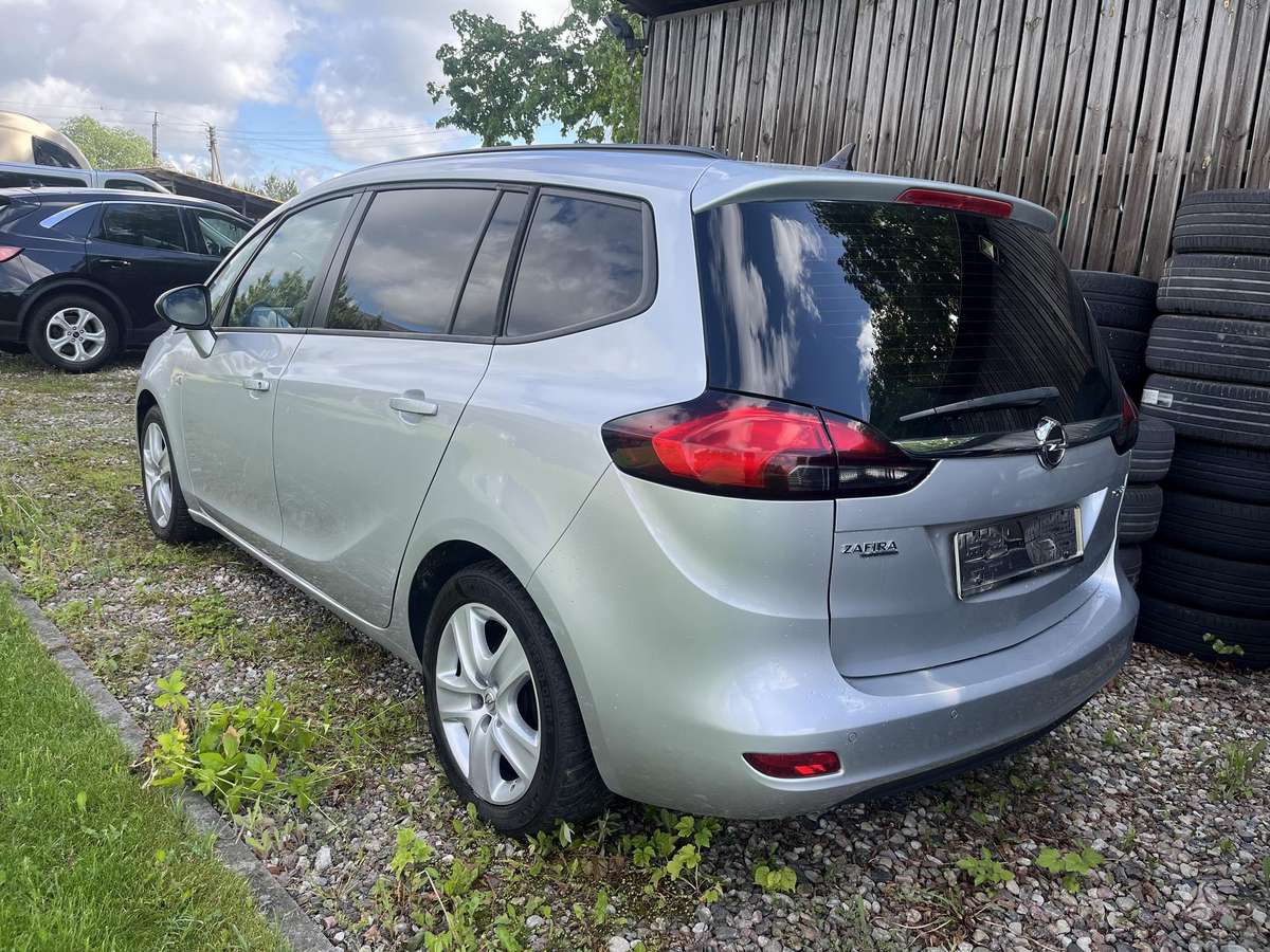 Opel Zafira 2015 — interior