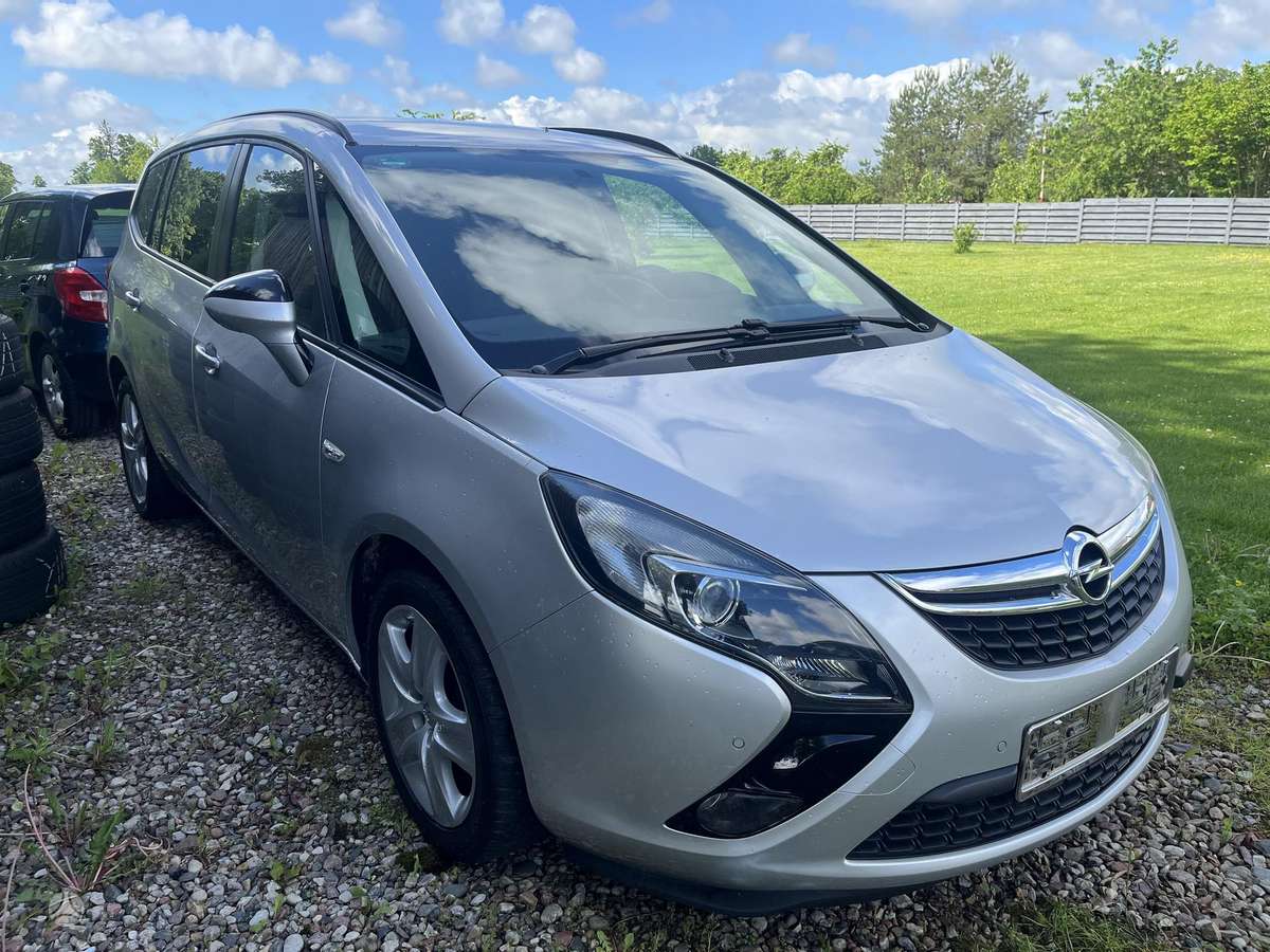 Opel Zafira 2015 — engine 1364 cm³, 140 HP (103kW)