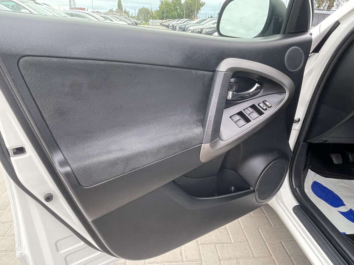 Toyota RAV4 2012 — photo 11