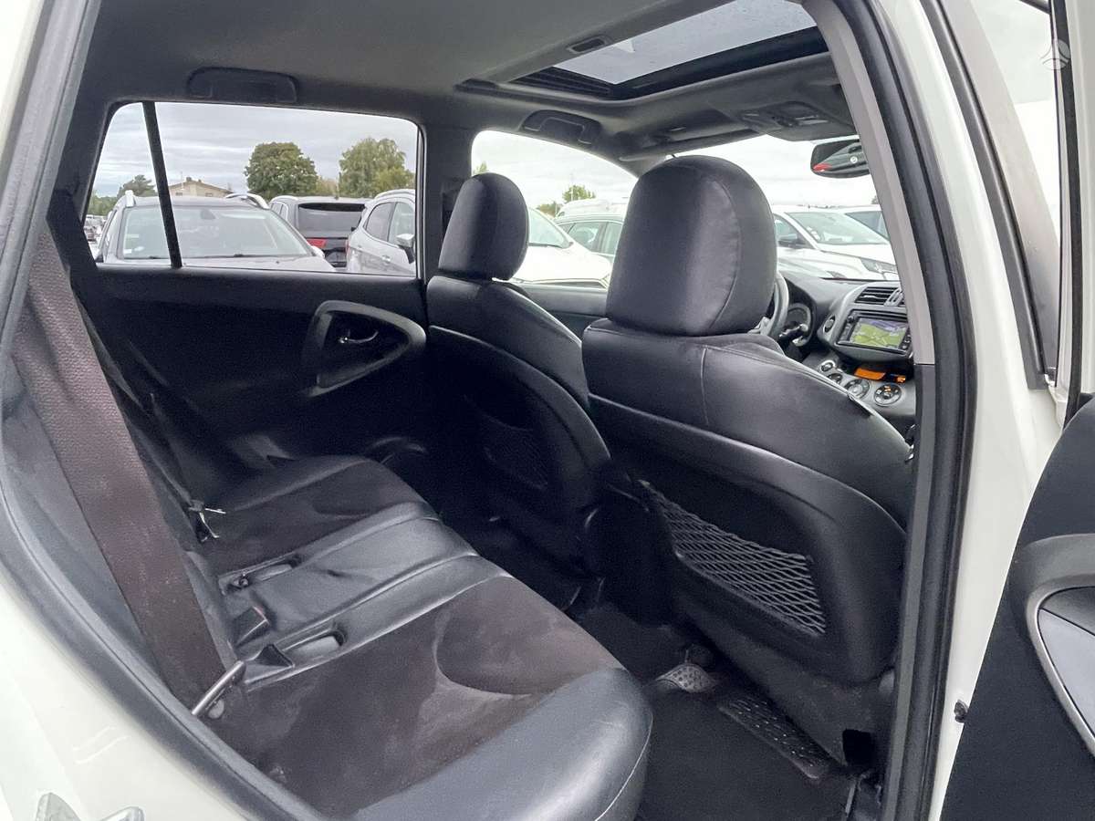 Toyota RAV4 2012 — photo 16