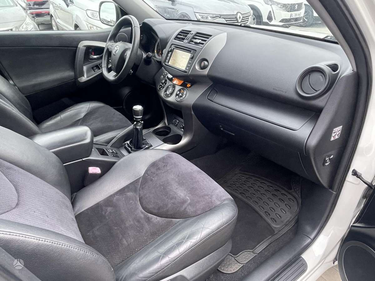 Toyota RAV4 2012 — photo 17