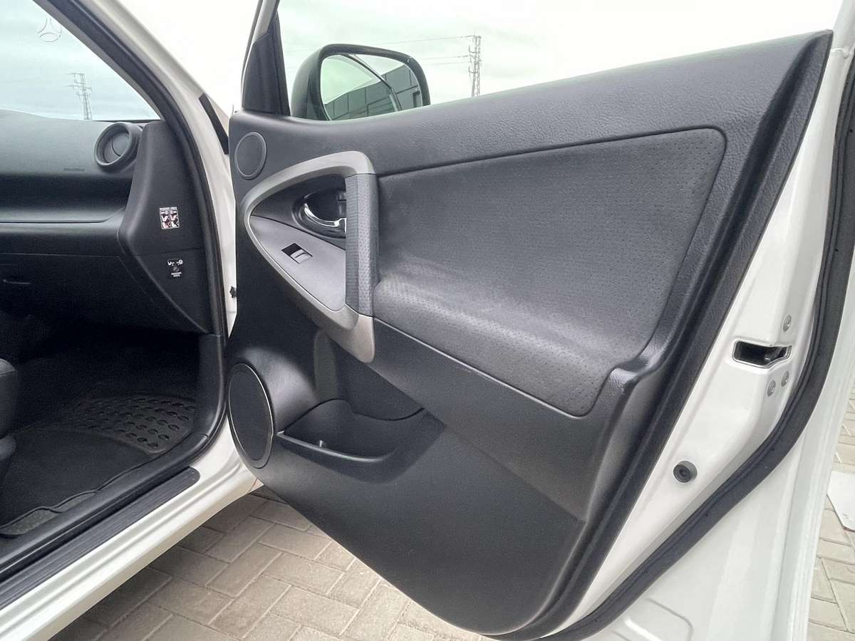 Toyota RAV4 2012 — photo 18