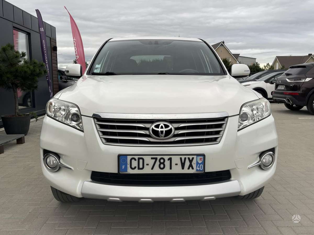 Toyota RAV4 2012 — rear view