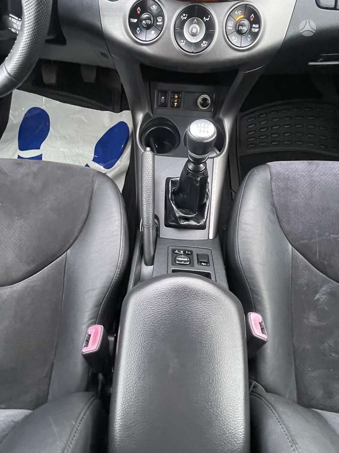 Toyota RAV4 2012 — photo 24
