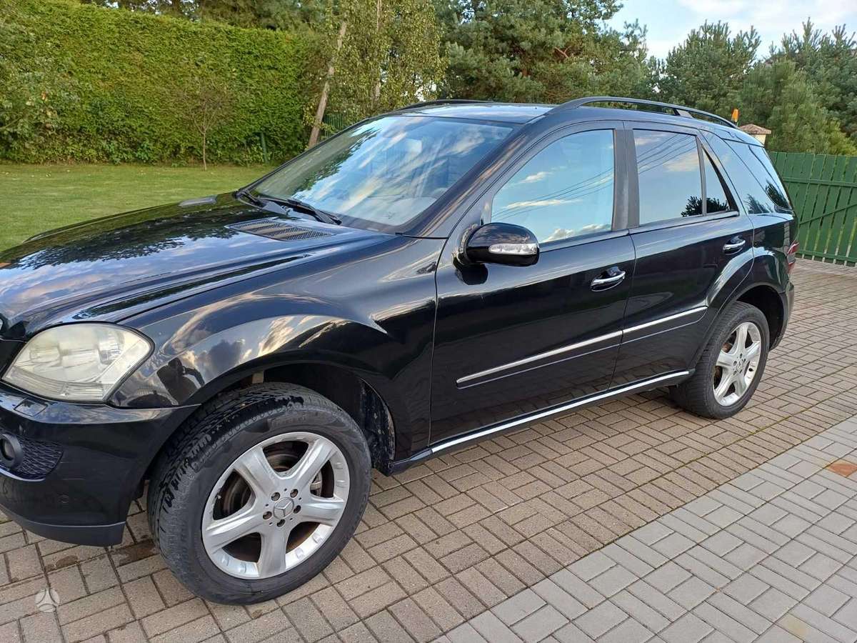 Mercedes-Benz ML280 2006 — rear view