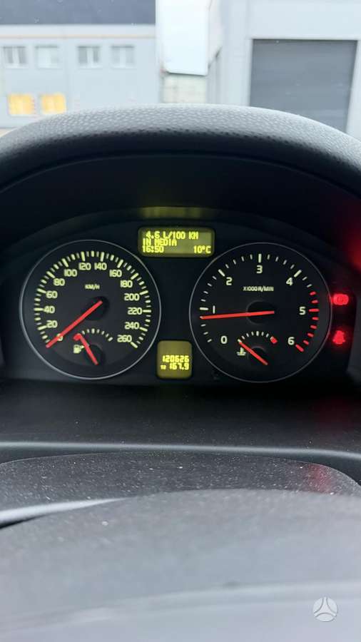 Volvo V50 2010 — салон