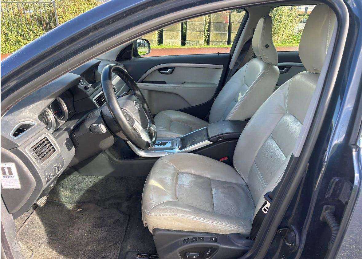 Volvo V70 2011 — photo 12