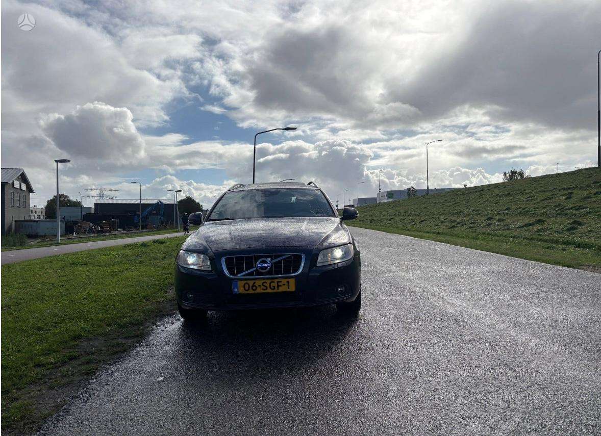 Volvo V70 2011 — rear view