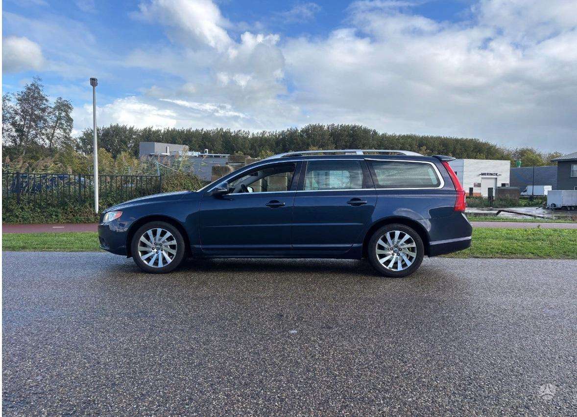 Volvo V70 2011 — interior