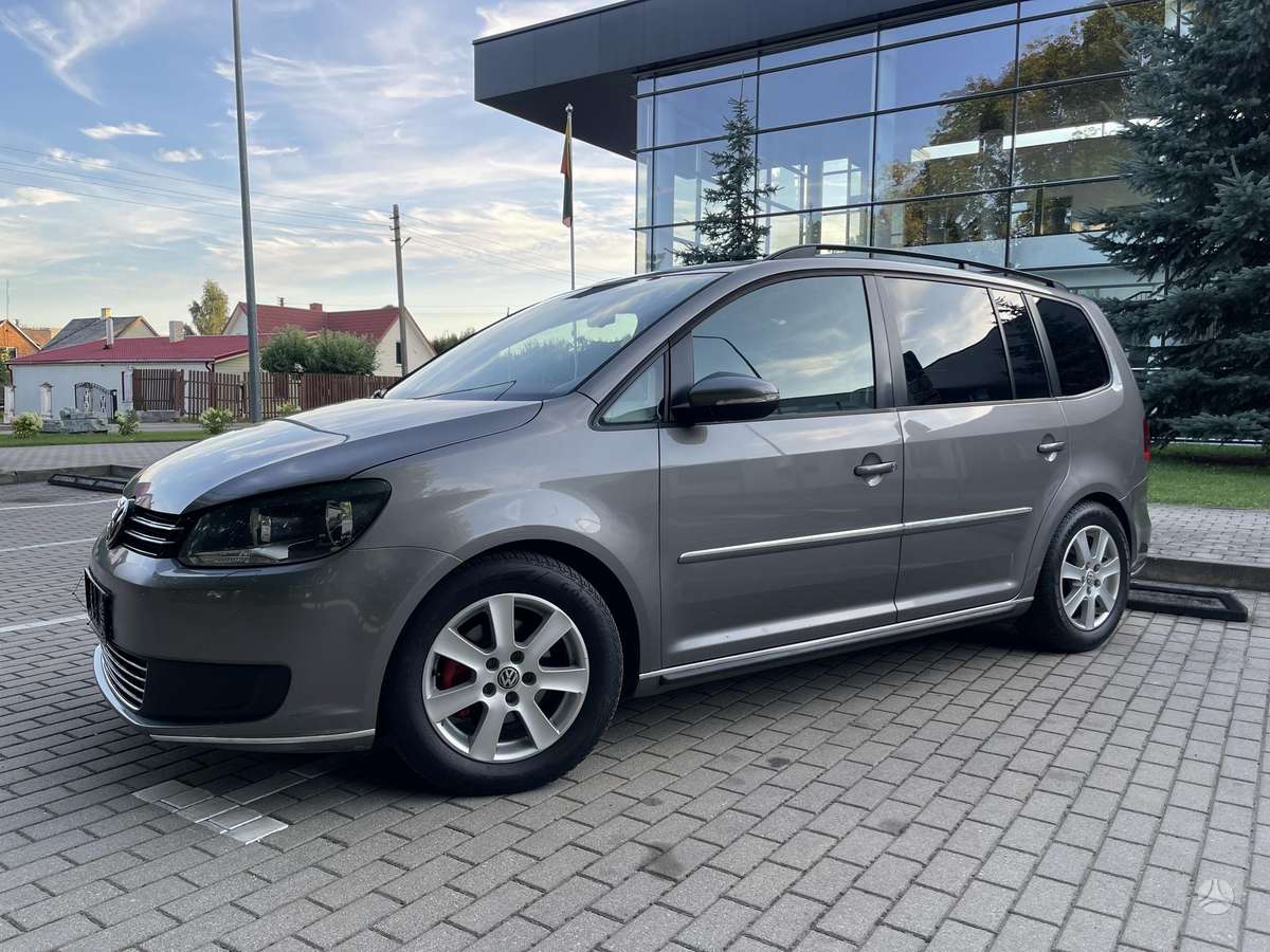 Volkswagen Touran 2011 — вигляд ззаду