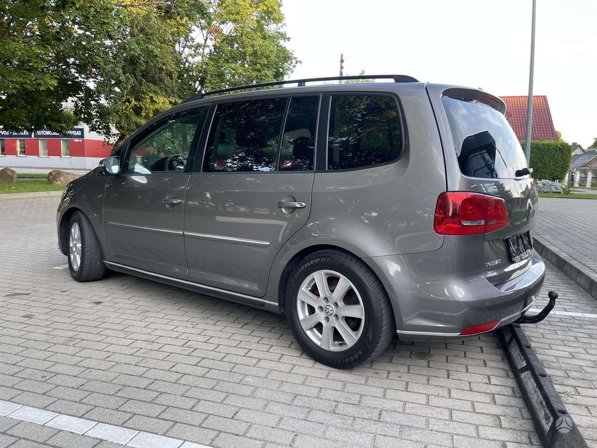 Volkswagen Touran 2011 — салон