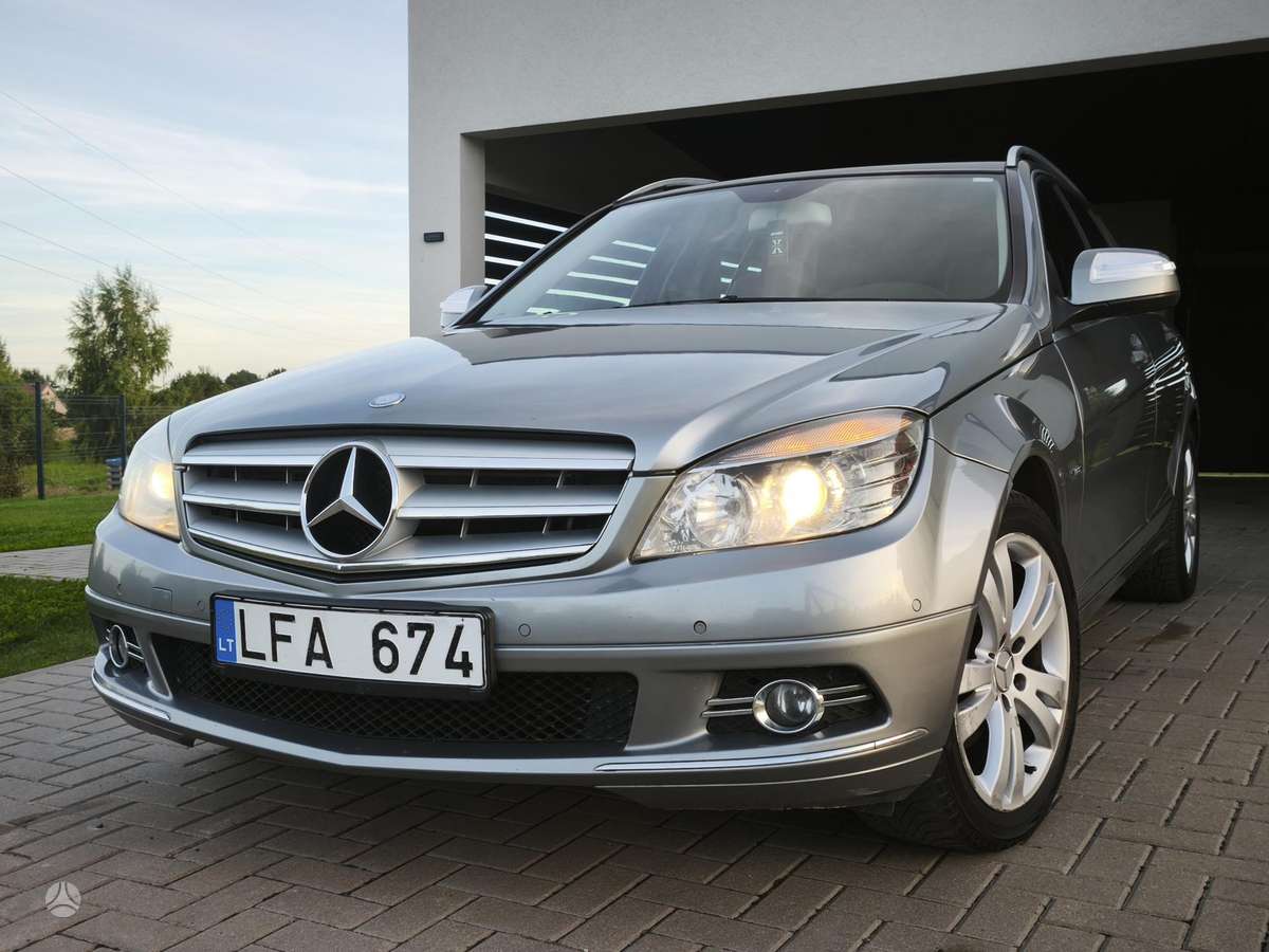 Mercedes-Benz C220 2009 — rear view