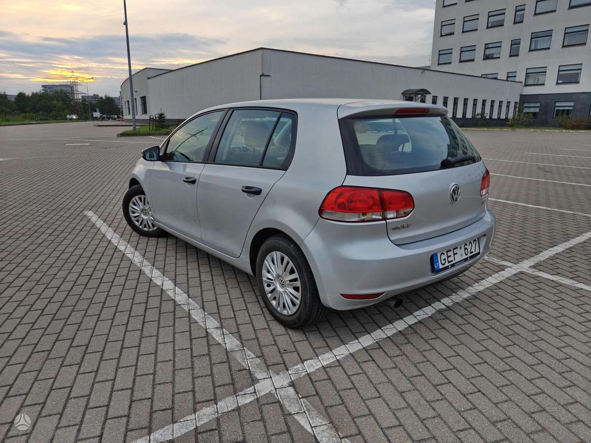 Volkswagen Golf 2012 — rear view